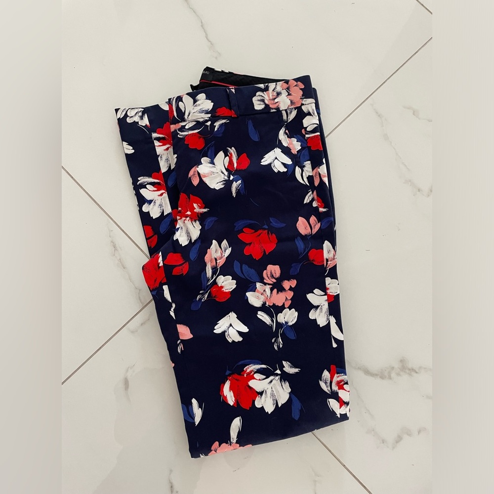 Banana Republic flower patern pants size 2.Perfect for spring and summer.